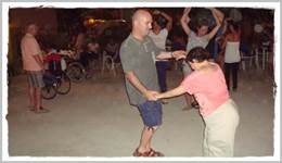 Gli ospiti a Villa Marina mentre ballano alla festa di Ferragosto